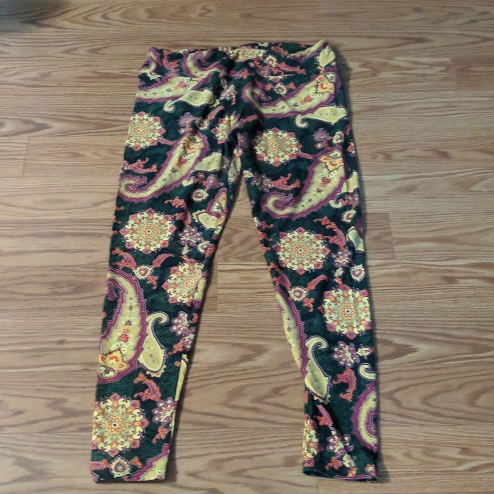 LulaRoe  tall and curvy   paisley printed leggings